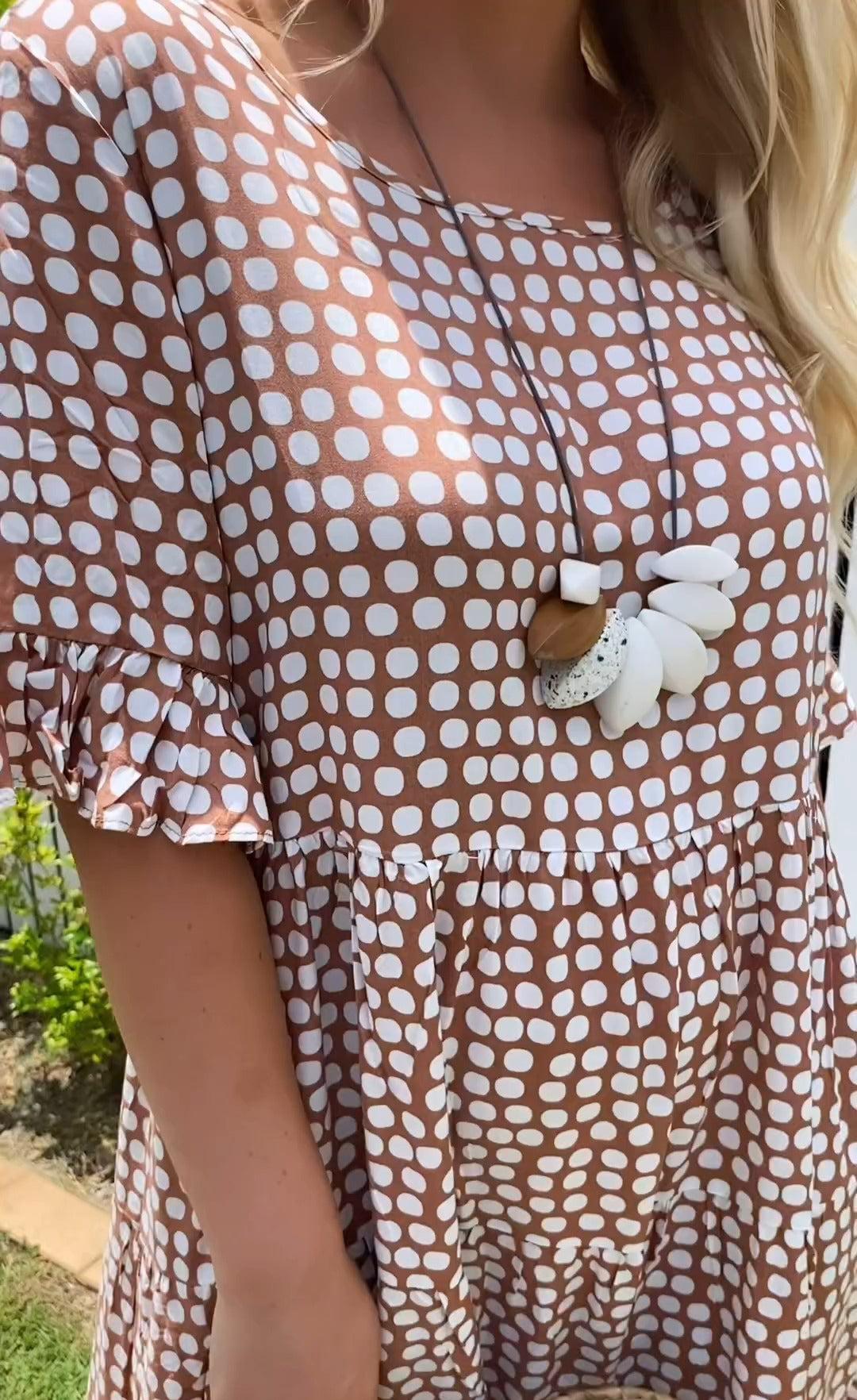 Zora | Midi Kleid Sand mit kurzen Ärmeln