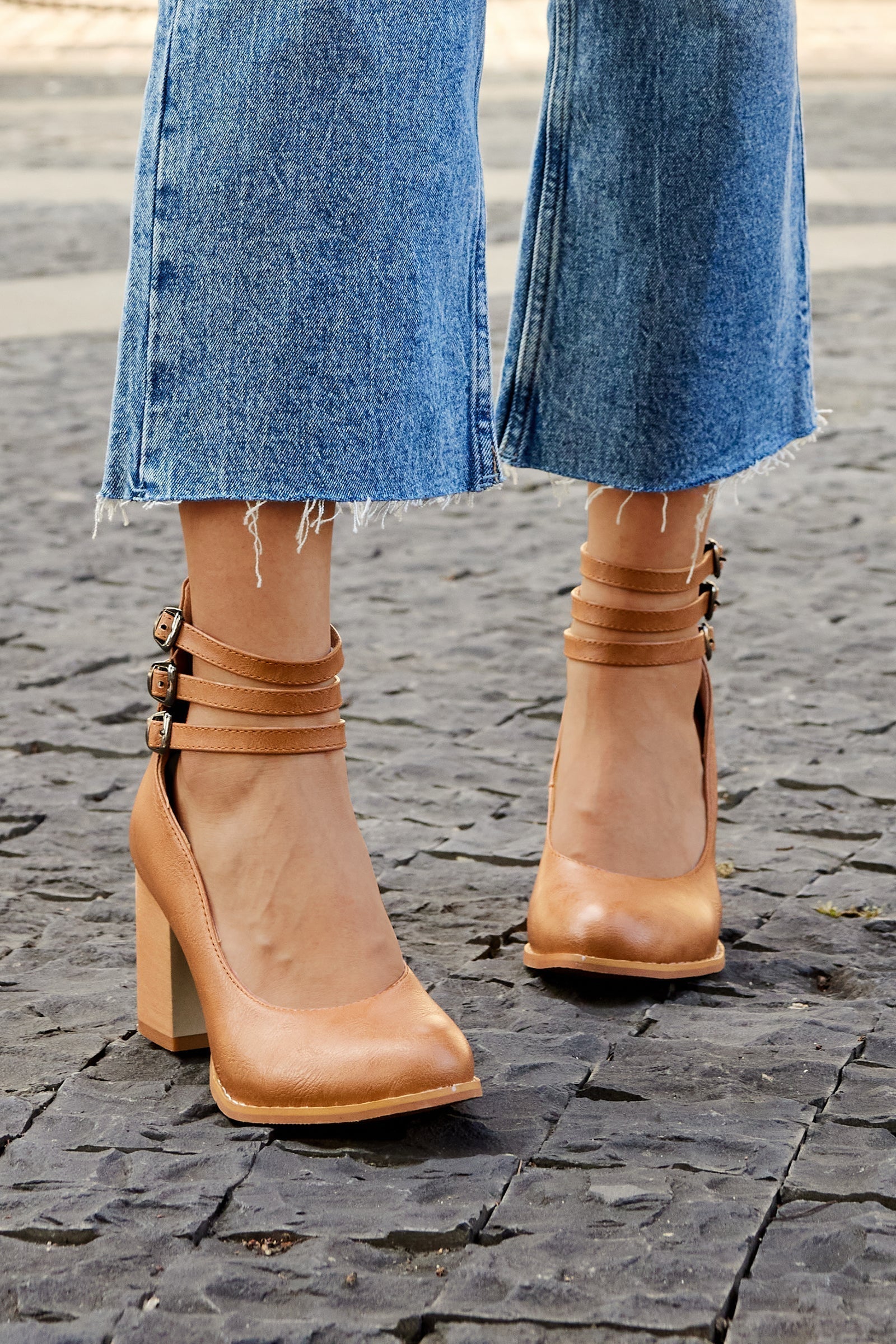 Casilda | Glatte Sandalen mit Knöchelriemen und dicker Sohle