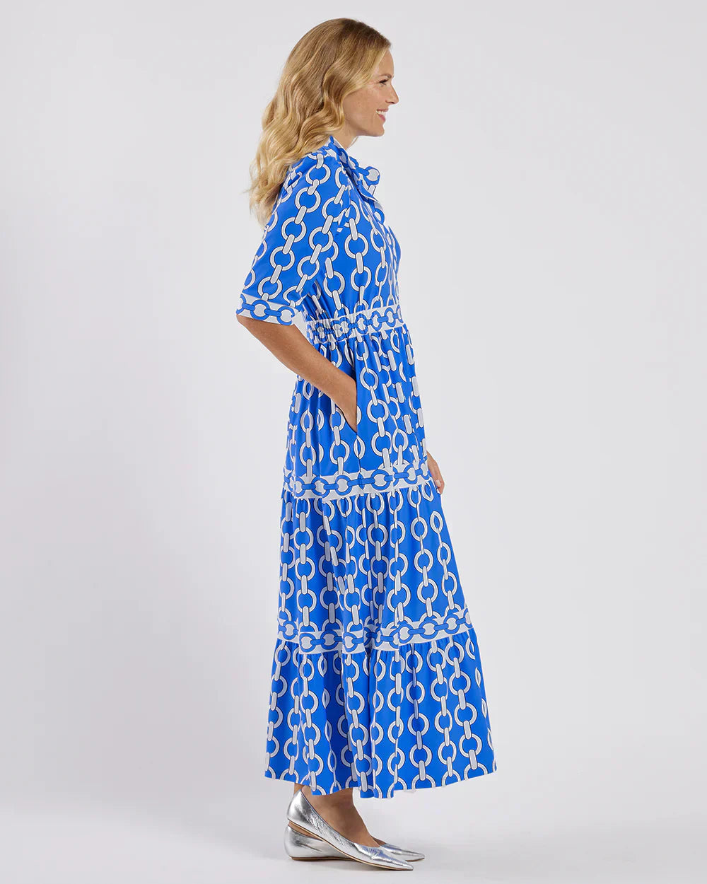 VIOLETTA | Elegantes Langkleid mit Grafischem Muster und Mediterranem Stil