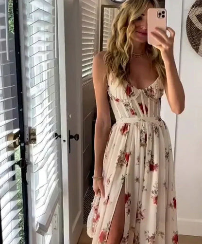 Elva - Ärmelloses, tailliertes Kleid mit Blumendruck und sexy Beinausschnitt